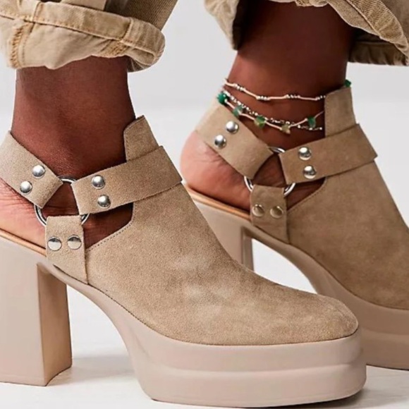 Free people Hybrid Harness Boot in Diamond Suede
Size 10 new in box cream beige - Picture 3 of 16